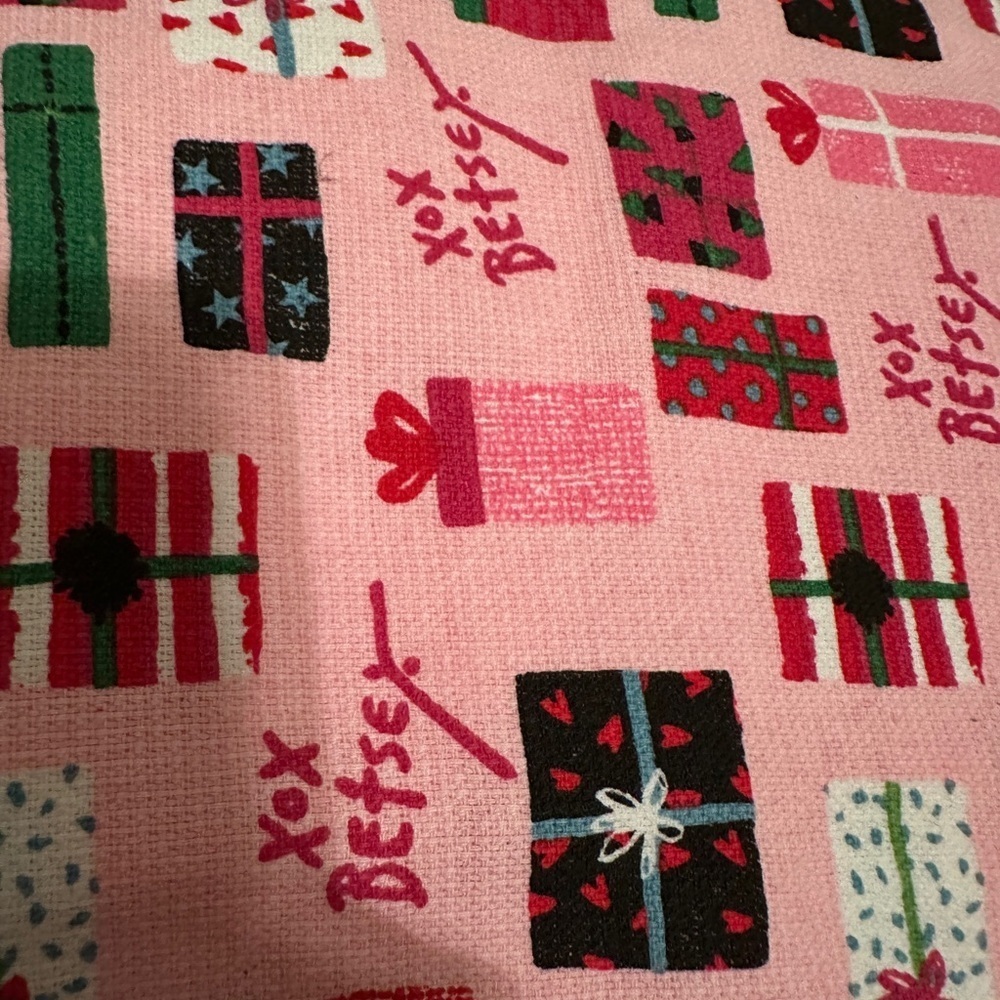Betsey Johnson Christmas Kitchen Towels Presents Gifts Set of 2 PINK NEW - Picture 4 of 7
